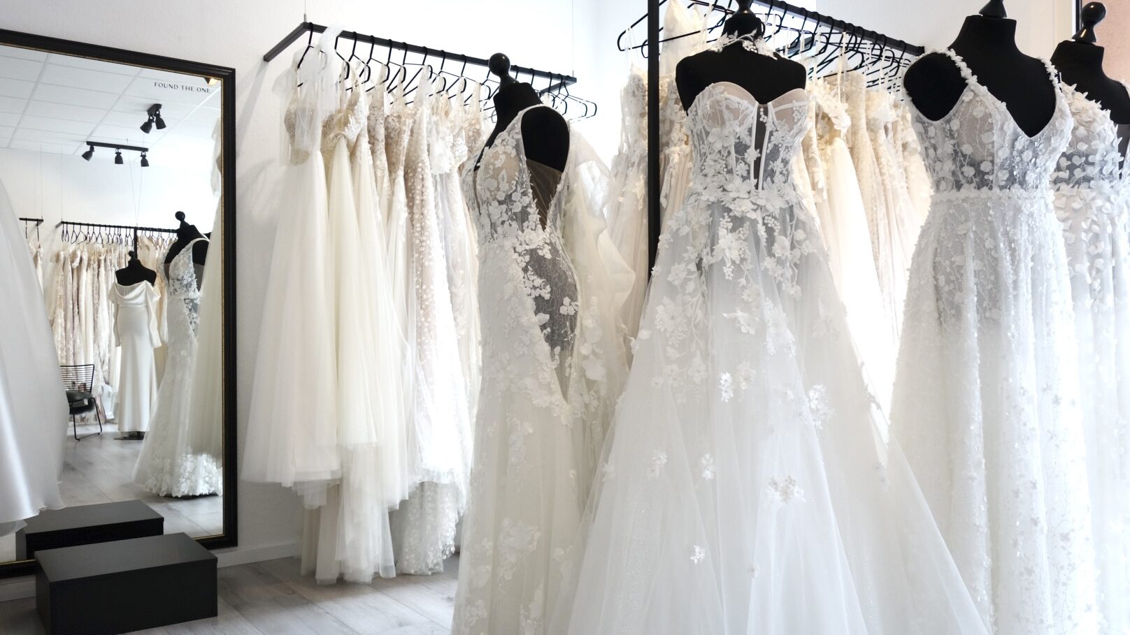 Ladenfläche von Brautmodeladen The One in Fulda