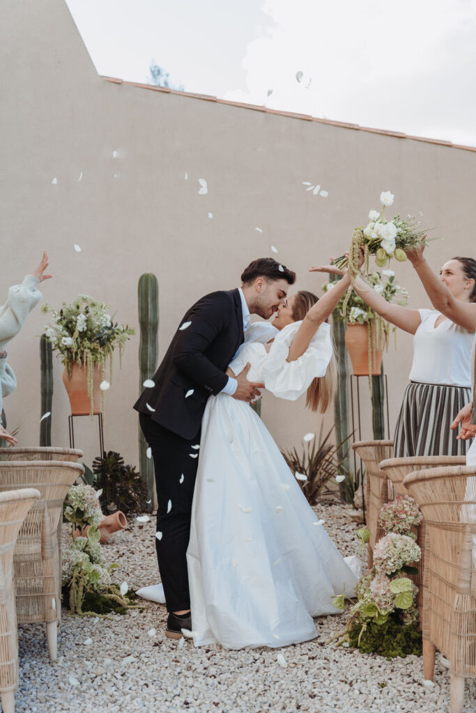 Brautpaar bei der Trauung in einer Finca auf Mallorca.