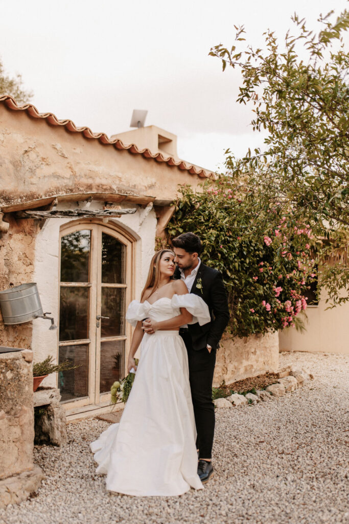 Brautpaar vor einer Finca auf Mallorca.