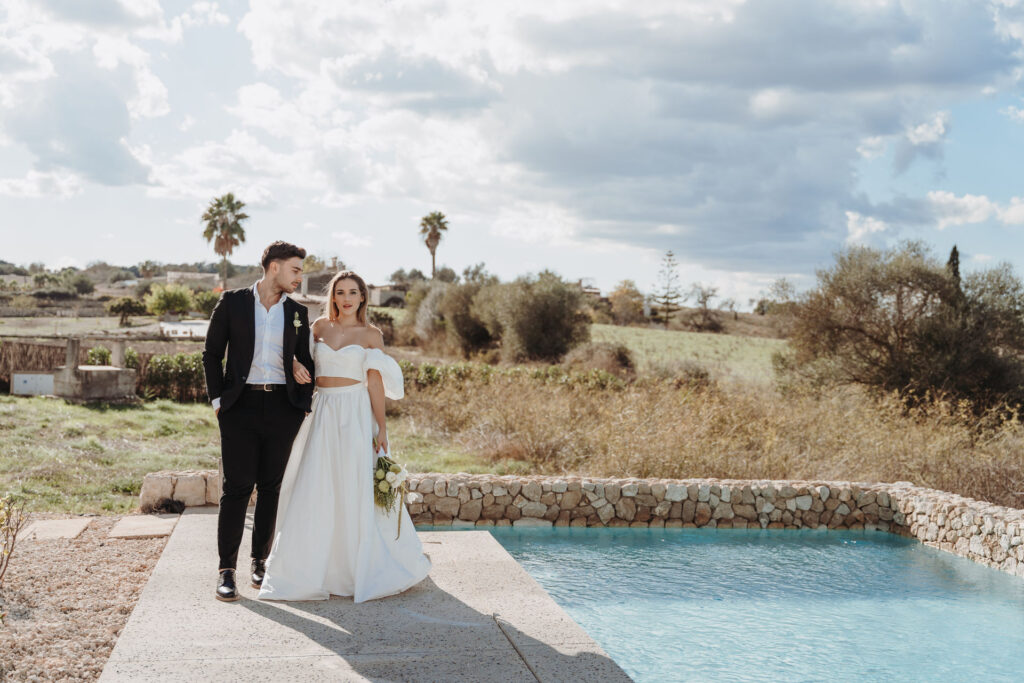 Brautpaar am Pool einer exklusiven Finca auf Mallorca, bei einer Destination Wedding.