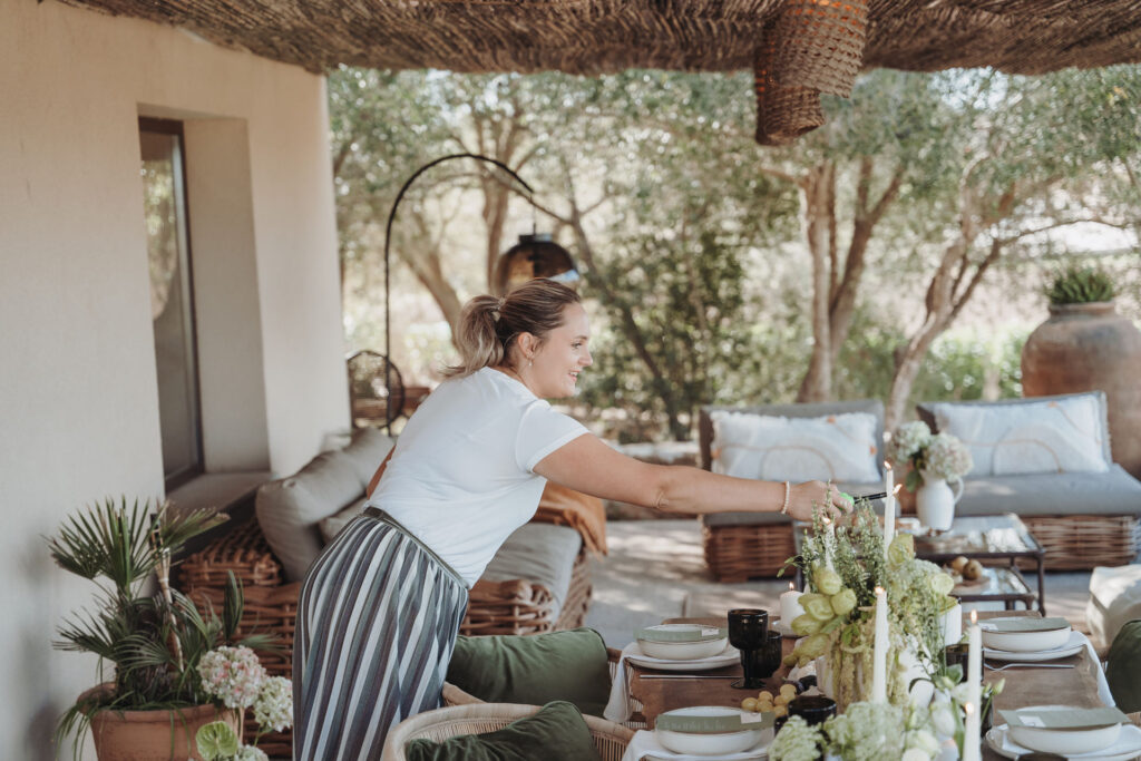 Hochzeitsplanerin Krissi Bencker beim Kerzenanzünden auf einer Hochzeit in einer Finca auf Mallorca.