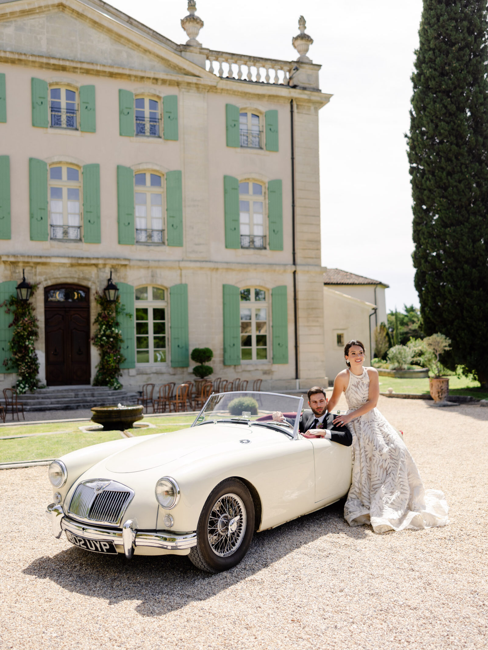 Brautpaar mit Oldtimer vor einer Hochzeitslocation im Ausland