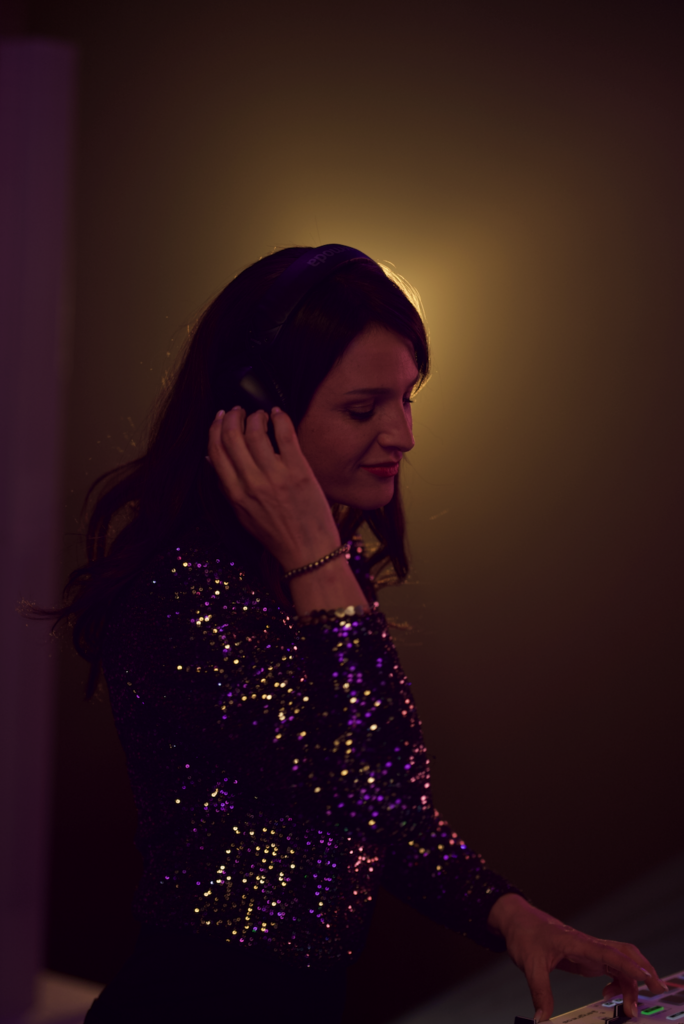 DJane Naomi Ben bei einer Hochzeit in der Schweiz.