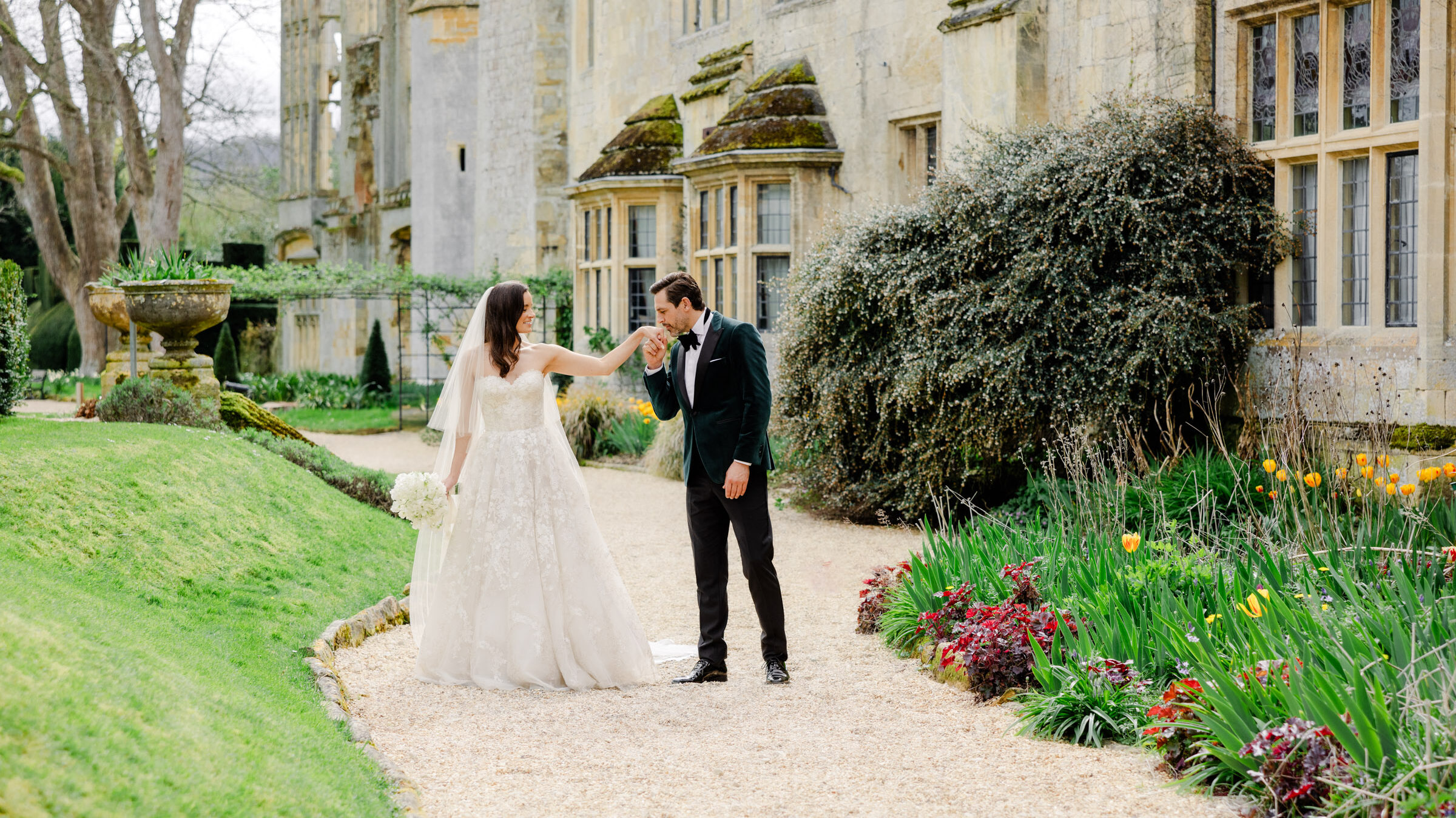 Ein Brautpaar vor einer Kirche bei einer luxuriösen Destination Wedding, The Tailors Photography