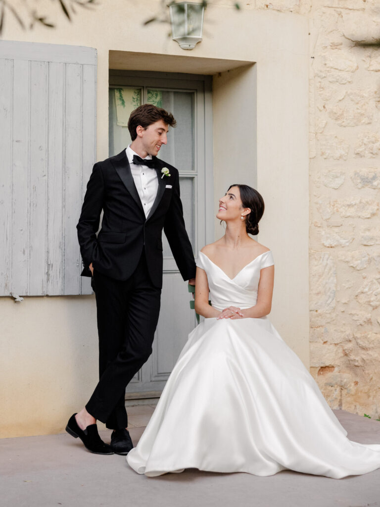 Klassisch elegantes Brautpaar von einer Location, Destination Wedding