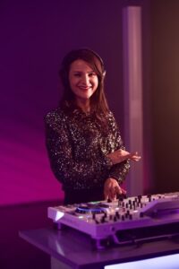 DJane Naomi Ben beim Auflegen auf einer Hochzeit in der Schweiz.